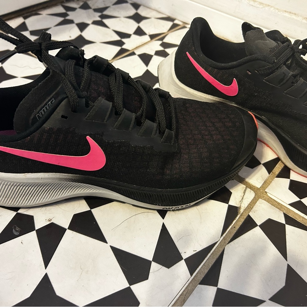 Nike Women's Black and Pink Running Shoes Pegasus